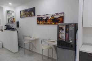 Televízia a/alebo spoločenská miestnosť v ubytovaní Metronia Guest House