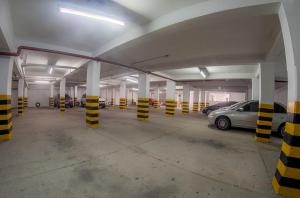an empty parking garage with cars parked in it at Antico Plaza Hotel in Taubaté