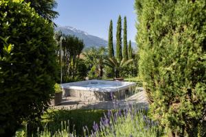 a garden with a hot tub in the middle at Apartm. & BB Ferienidylle Gstrein in Rablà +79 photos