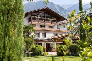 a large building with a balcony on top of it at Apartm. & BB Ferienidylle Gstrein in Rablà
