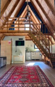 ein Dachzimmer mit einem roten Teppich auf dem Boden in der Unterkunft Ali's House in Güzelce