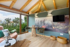 a living room with a couch and a tv at d'Olívia Lovely Homes in Cela