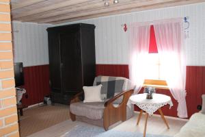 - un salon avec une chaise et une table dans l'établissement Posti Holiday Home, à Rakvere