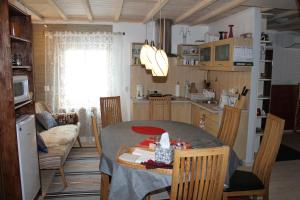 Kuchyň nebo kuchyňský kout v ubytování Posti Holiday Home