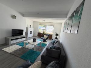 a living room with a couch and a table at Ferienwohnung Auszeit in Vöhl