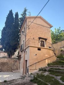 a building with a balcony on the side of it at Arcem in Calascio