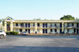 an empty parking lot in front of a building at La Casa Inn Albany Near Tifton GA I 75 in Albany