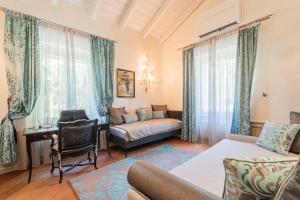 a living room with a couch and a table at Luxury Villa in Tremezzo con piscina in Tremezzo +66 photos