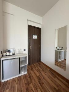 an empty room with a kitchen and a door at Hotel Captain in Gonio
