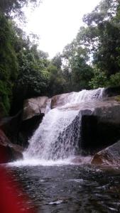 una cascada a orillas de un río en Estalagem Terramauá, en Visconde De Maua