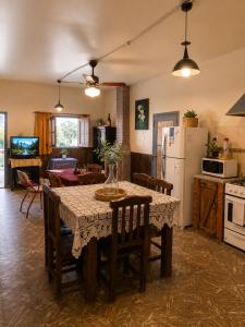 a kitchen and dining room with a table and chairs at El Indio - Casa de Campo con Piscina y Parrilla in Villa del Salvador