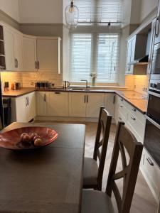 a kitchen with a bowl of fruit on a table at The Old Bank in Warrenpoint +9 photos