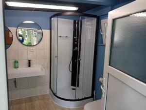 a bathroom with a shower and a sink at Familienzelt EINFACH CAMPING direkt am Strand in Dranske