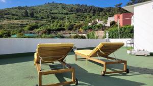 two chairs sitting on top of a roof at Casa Gustavo Apartman in La Guancha