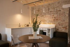 a kitchen and dining room with a table at Rosmaris - Villa nel verde in Francavilla al Mare