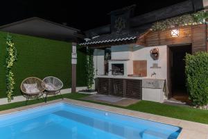 a backyard with a swimming pool and a house at Casa da Lena in Batalha