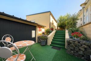 a small backyard with green grass at Comme à la maison in Ducey