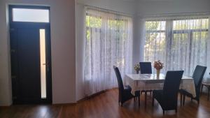 a dining room with a table and chairs and a window at Vila Aurora in Bordeiu