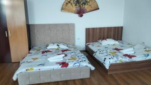 two beds in a room with two beds sidx sidx sidx at Vila Aurora in Bordeiu