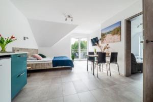 ein Schlafzimmer mit einem Bett, einem Tisch und Stühlen in der Unterkunft D.W Nawigator in Ostrowo