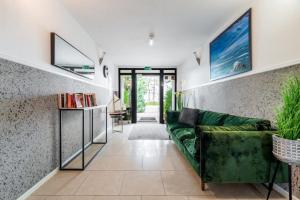 ein Wohnzimmer mit einer grünen Couch in der Unterkunft D.W Nawigator in Ostrowo