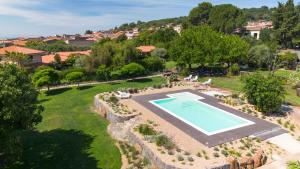 an aerial view of a garden with a swimming pool at Sa Mola in Bonarcado