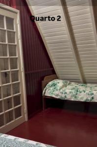 a room with a staircase with a bed and a door at Cabana da Serra in Riozinho