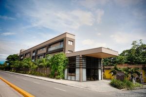 a building on the side of a street at Tintto Hotel in Fortaleza