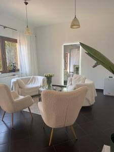 a living room with chairs and a table at Pensjonat Na Kolumba in Kołobrzeg
