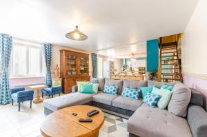 a living room with a couch and a table at La clémenceraie in Baroville