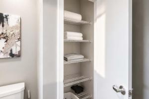 a bathroom with a closet with white towels at Luxury Apartment In Harbor Point in Stamford +20 photos