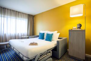 Postel nebo postele na pokoji v ubytování Mercure Paris Sud Les Ulis-Courtaboeuf