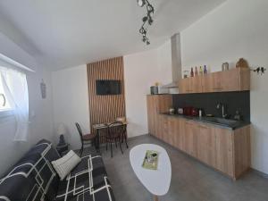 a living room with a couch and a table at Bienvenue en Provence in Monteux