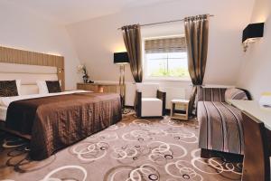 a hotel room with a bed and a window at NordWest-Hotel Bad Zwischenahn in Bad Zwischenahn