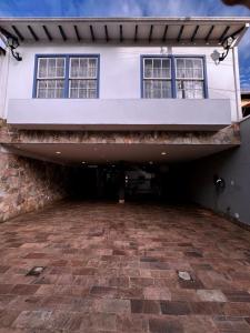 an empty parking lot in front of a house at Pousada Pouso de Laura in Tiradentes