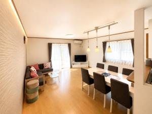 a living room with a table and a dining room at すずめのとまりぎ in Nasu