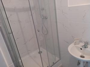 a bathroom with a shower and a sink at Noclegi Puńsk w centrum 50 m in Puńsk