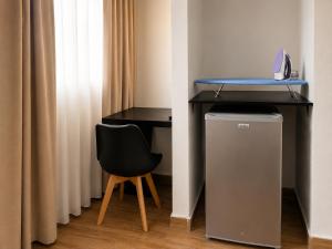 a desk with a chair next to a trash can at Casa Balam Gladiolas in Cancún