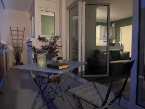 a living room with a table and a couch at Eden-Novia in Orléans