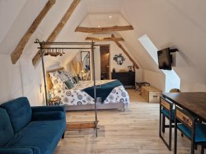 a living room with a bed and a couch at le clos des etoiles B&B in Le Bugue