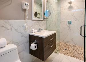 a bathroom with a sink and a shower at Hotel Cacaxtla Collection in Tlaxcala de Xicohténcatl +75 photos