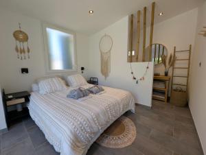 a bedroom with a large bed with pillows on it at Les Nuits Nordiques in Bras