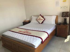 a bed with a sign on it in a room at Hottel ANH LONG in Buôn Ðũng +3 photos