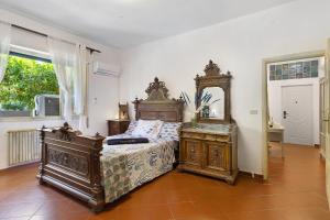 a bedroom with a large bed and a mirror at Pietra nel mare in Pietra Ligure
