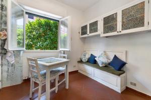 a room with a bench and a table and a window at Pietra nel mare in Pietra Ligure +16 photos