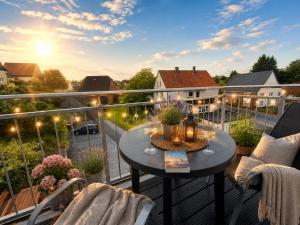 a balcony with a table and a view of a street at FEWOHOME Lothe Schieder Schwalenberg Schiedersee in Schieder-Schwalenberg