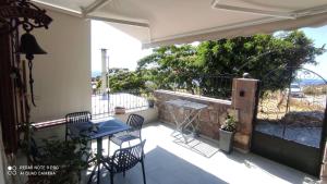 a patio with a table and chairs on a balcony at Annie's cozy home in Mythimna