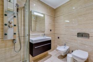 a bathroom with a sink and a toilet and a shower at Algarve 360º Experience in Loulé +36 photos