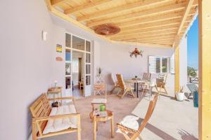 a large living room with a wooden ceiling at Villa Brisa de Gairia in Antigua