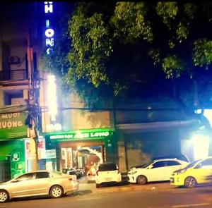 a group of cars parked in front of a store at Hottel ANH LONG in Buôn Ðũng